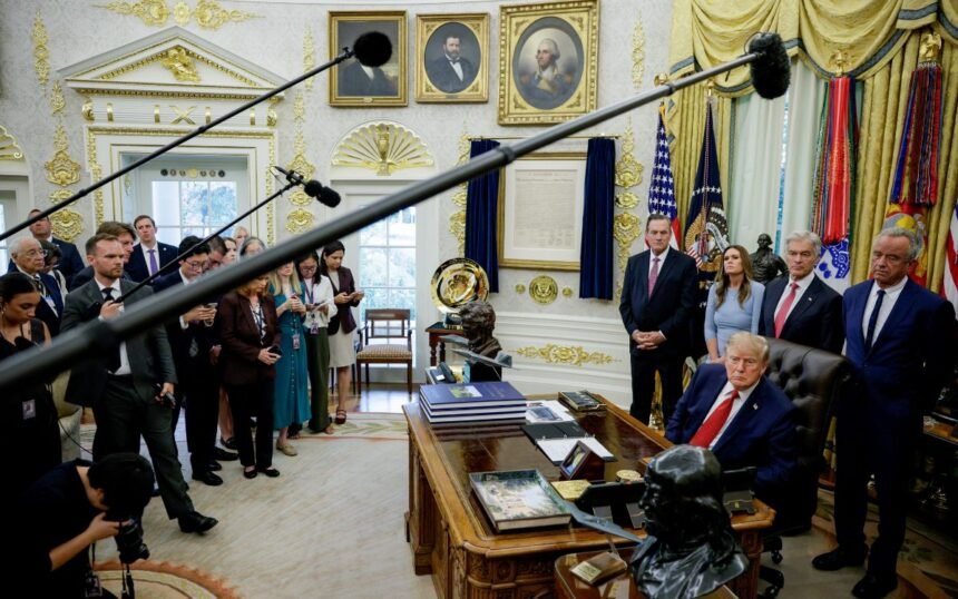 CNN, MS NOW y Politico demandan a Trump por veto en Casa Blanca
