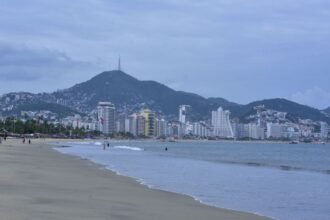 Acapulco cierra puerto y activa refugios por huracán Polo