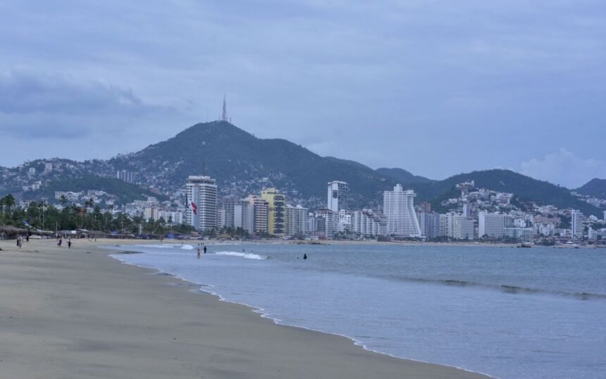 Acapulco cierra puerto y activa refugios por huracán Polo